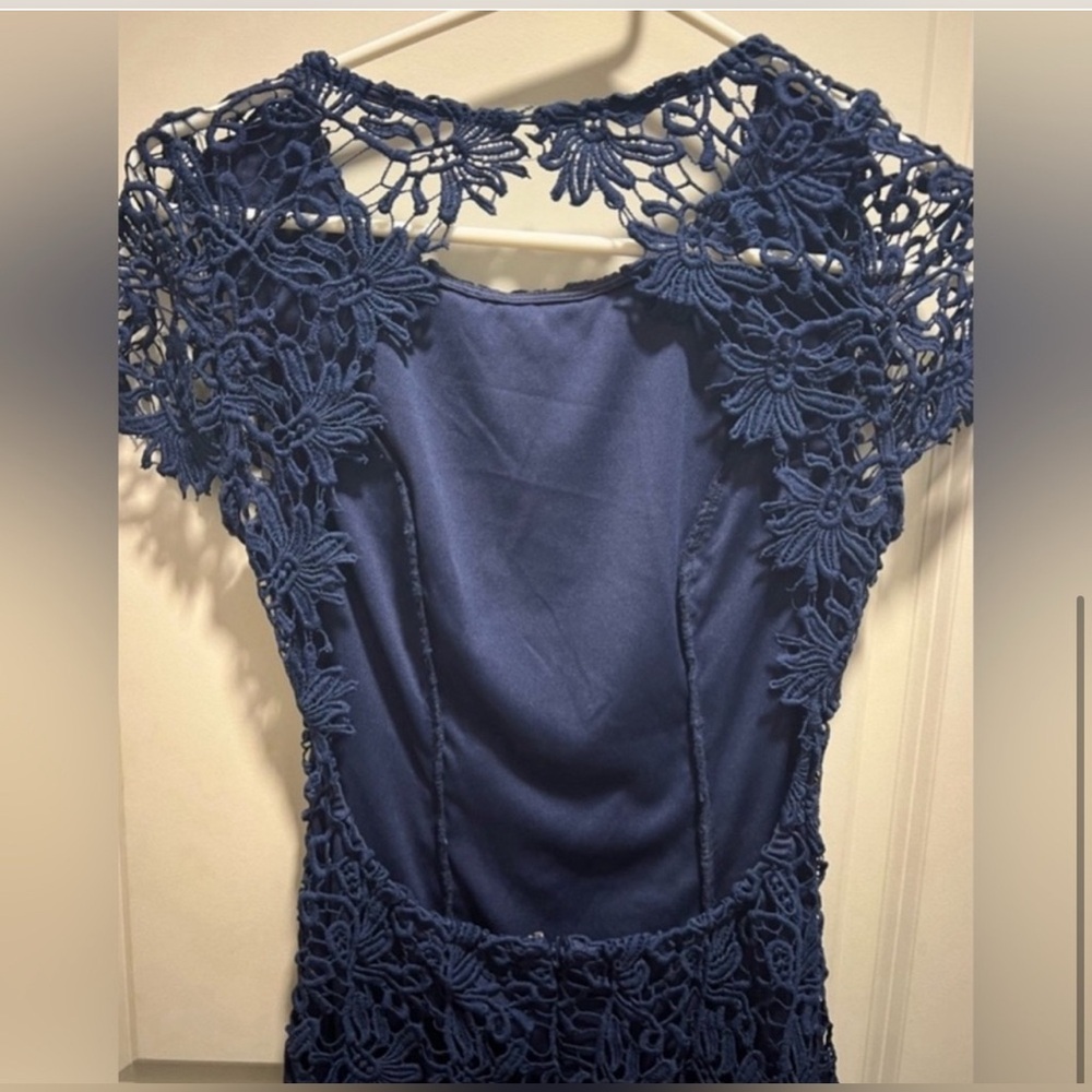 Lulu's open-back lace dress - Picture 4 of 5